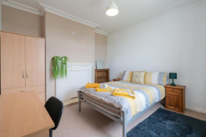 Spacious & Homely, 4 BR, Parking, Close to Centre